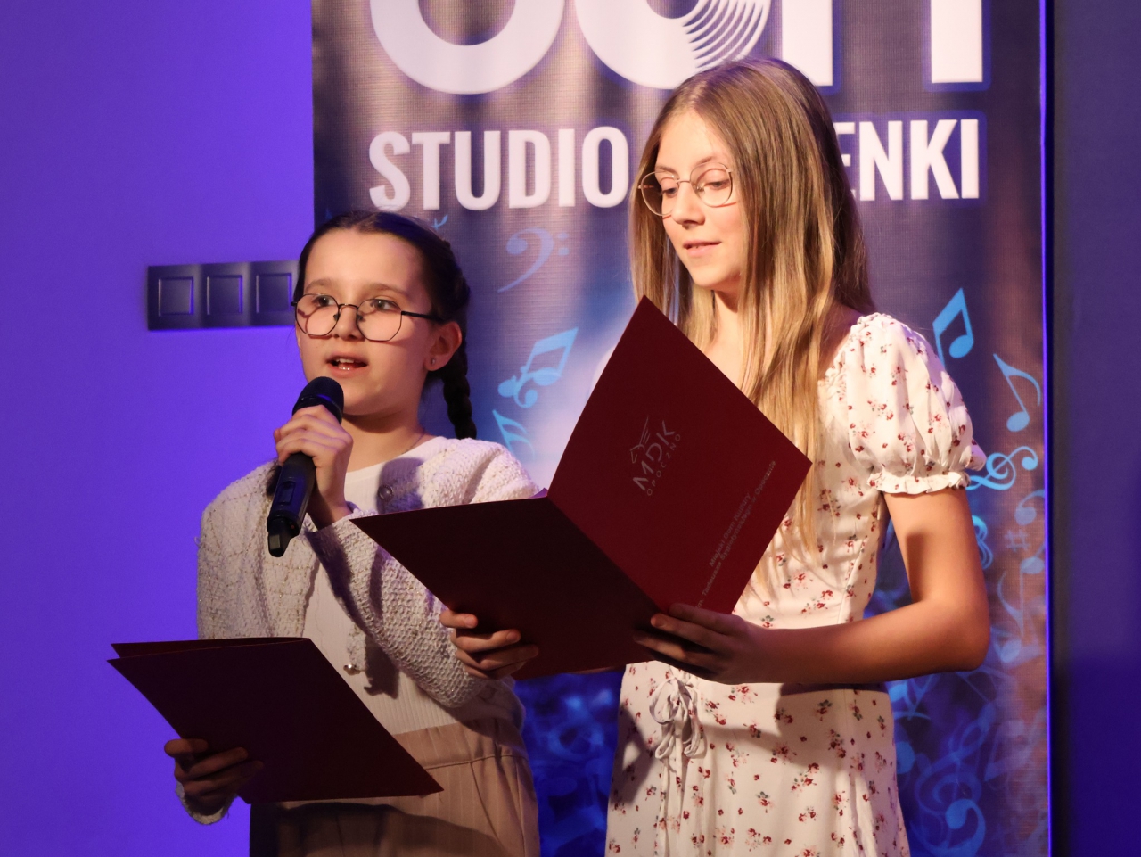 Dziewczynki na sali kameralnej