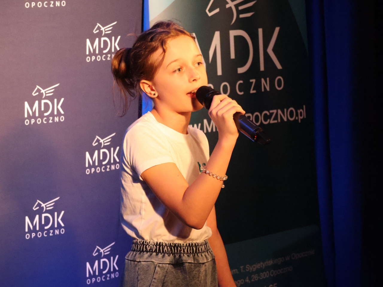 Dziewczynka na scenie MDK