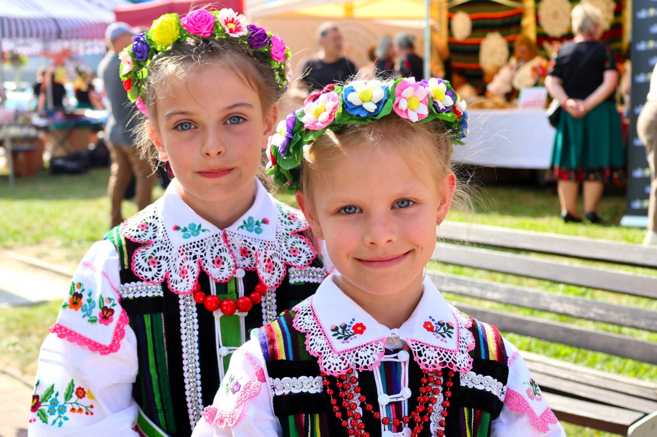 Dziewczynki w wiankach Dziewczynki w wiankach