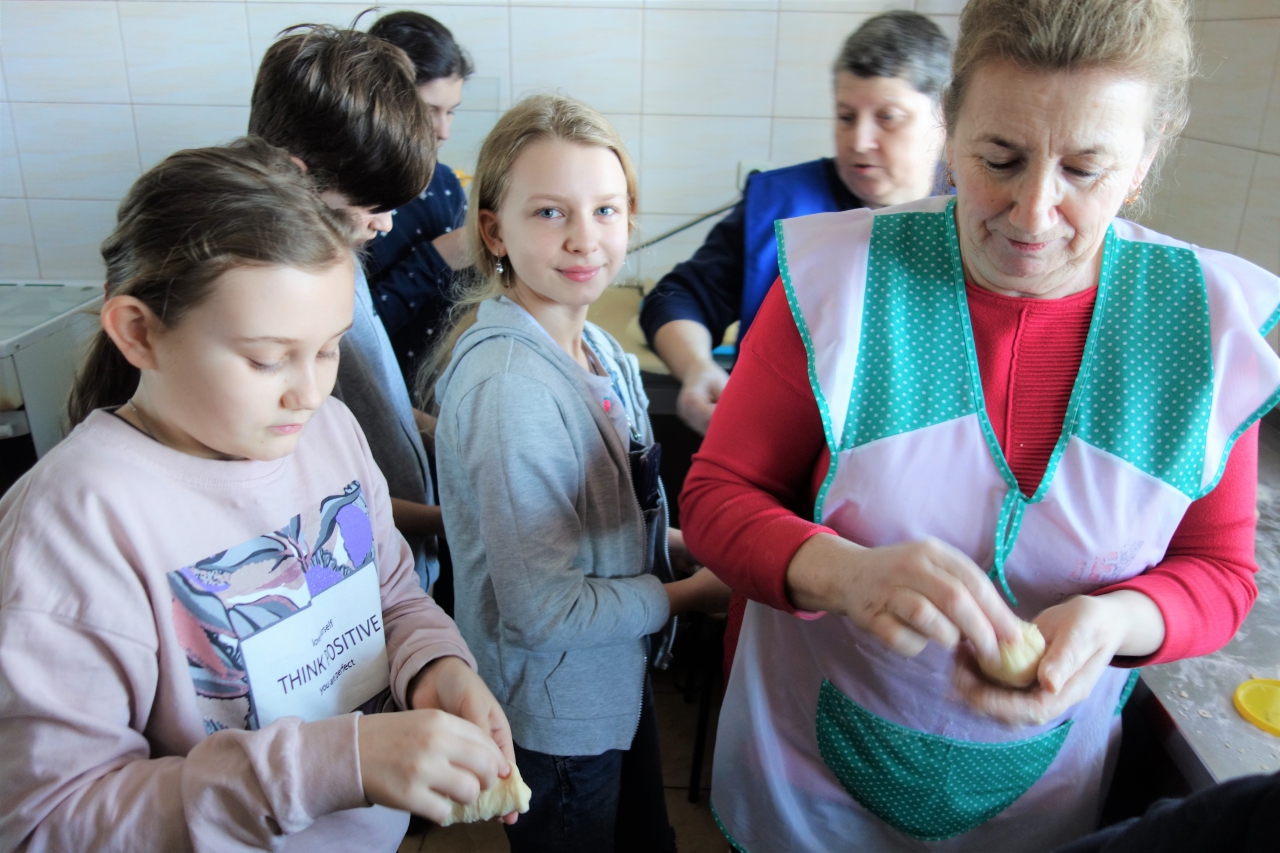 Dzieci robią pączki